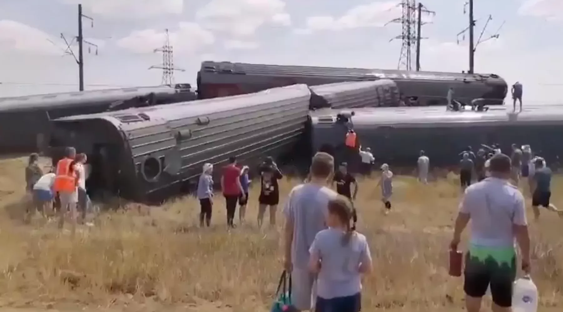 ДТП. Столкнулись КамАЗ и пассажирский поезд под Волгоградом.