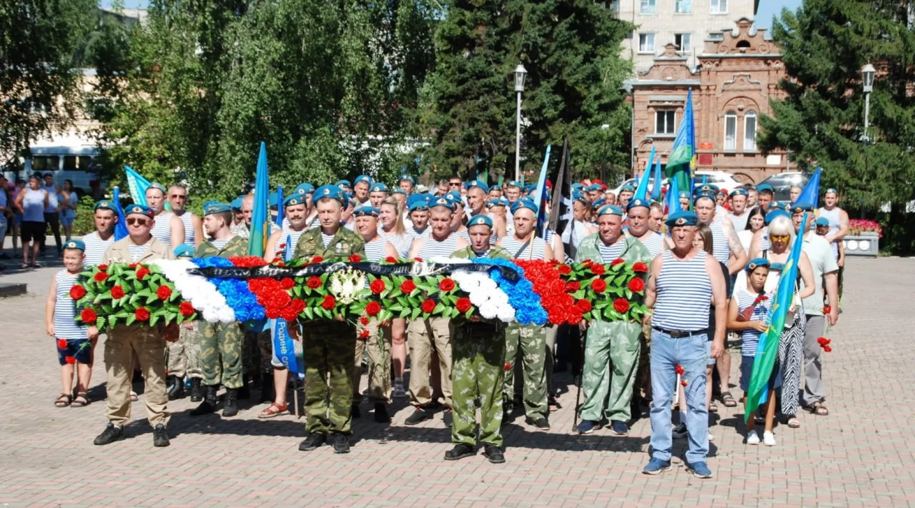 Виктор Щигрев поздравил бийчан с Днем Воздушно-десантных войск