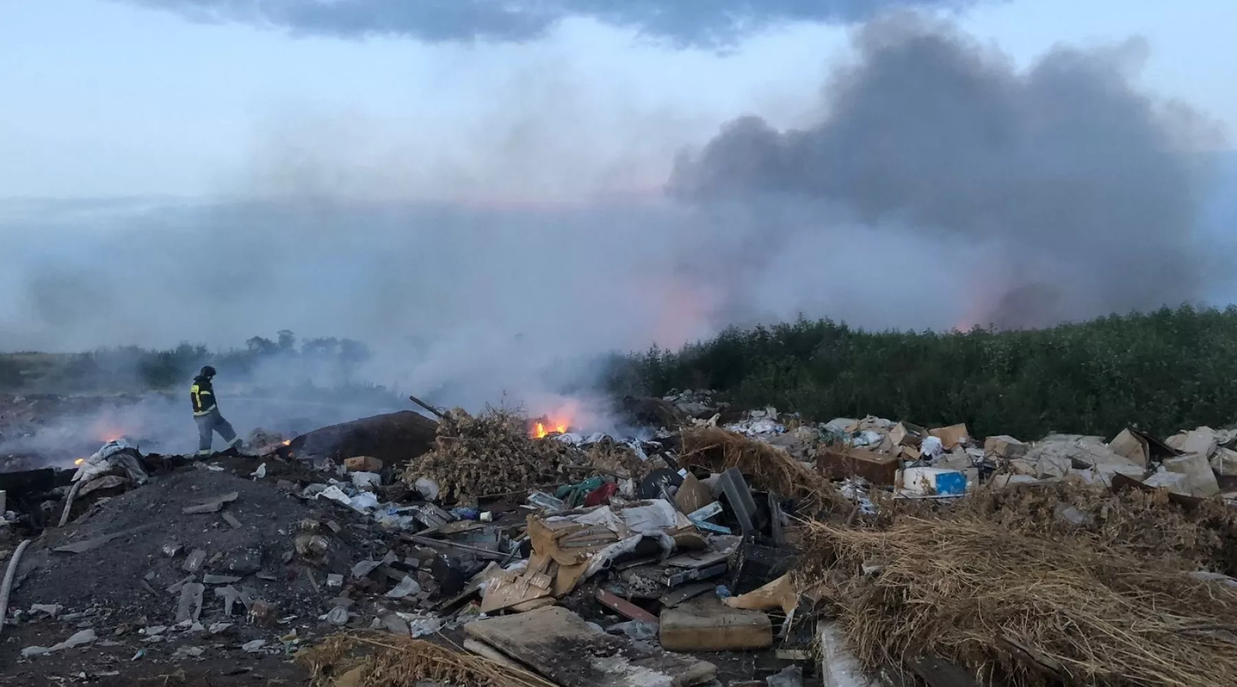 В Волчихинском районе Алтайского края уже вторые сутки тушат пожар на свалке