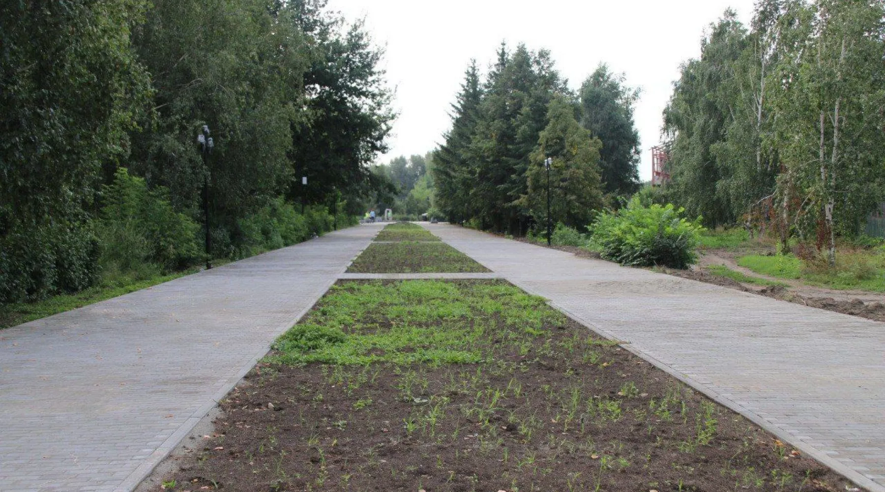 В Бийске проверили ход ремонтных работ в парке Победы и в сквере Мородежном