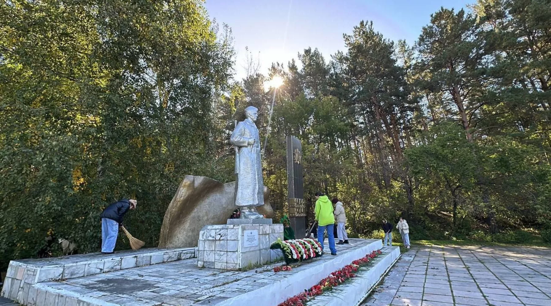 Уборка сквера у меморияала «Они сражались за Родину»