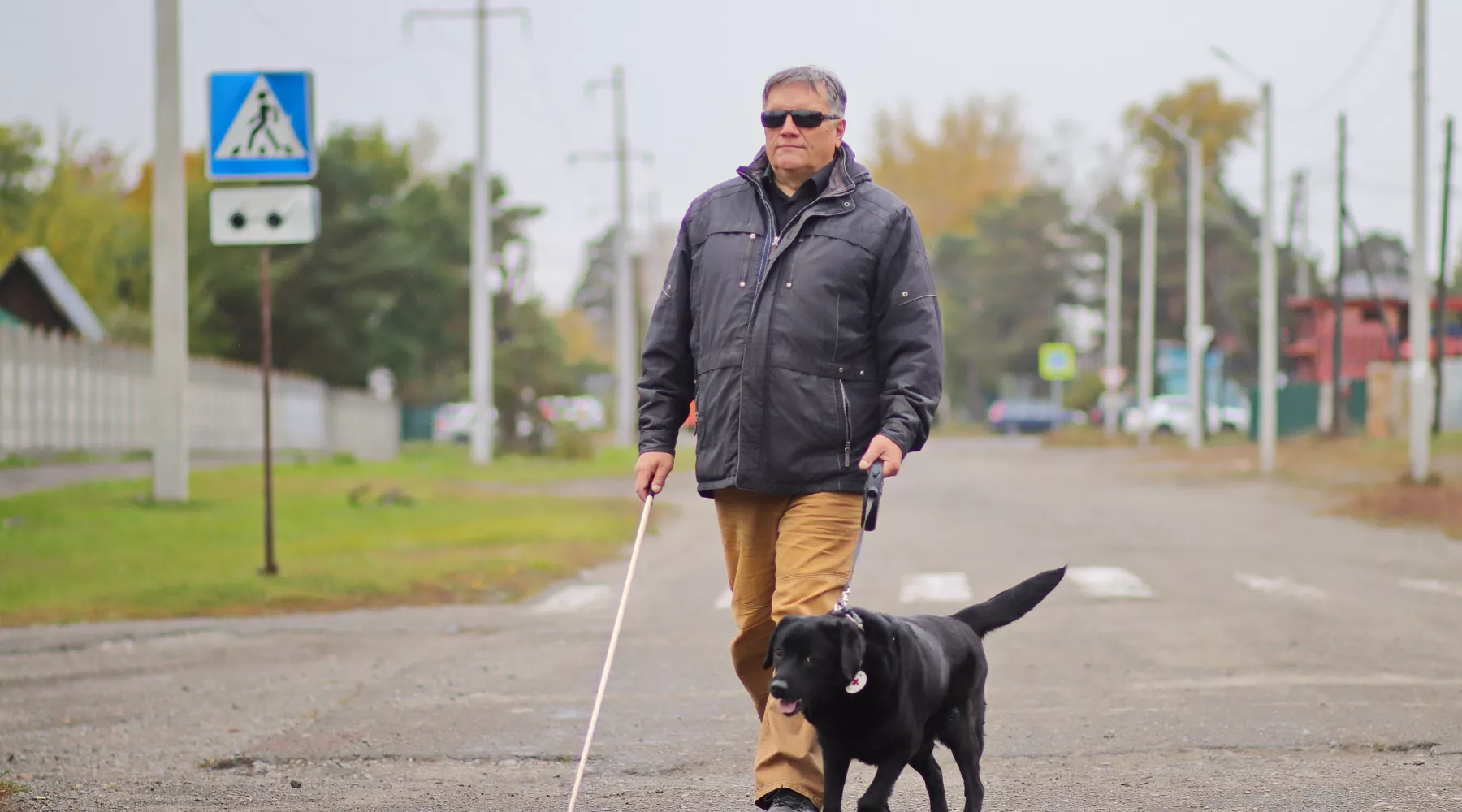 Дмитрий Залавин с собакой-поводырем Катей