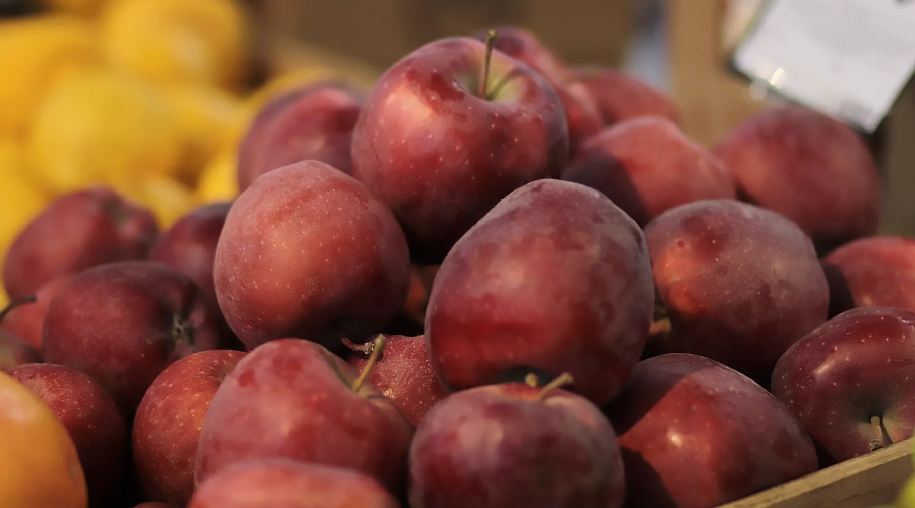 Потребитель. Продуктовый магазин. Продукты. Фрукты. Яблоки.