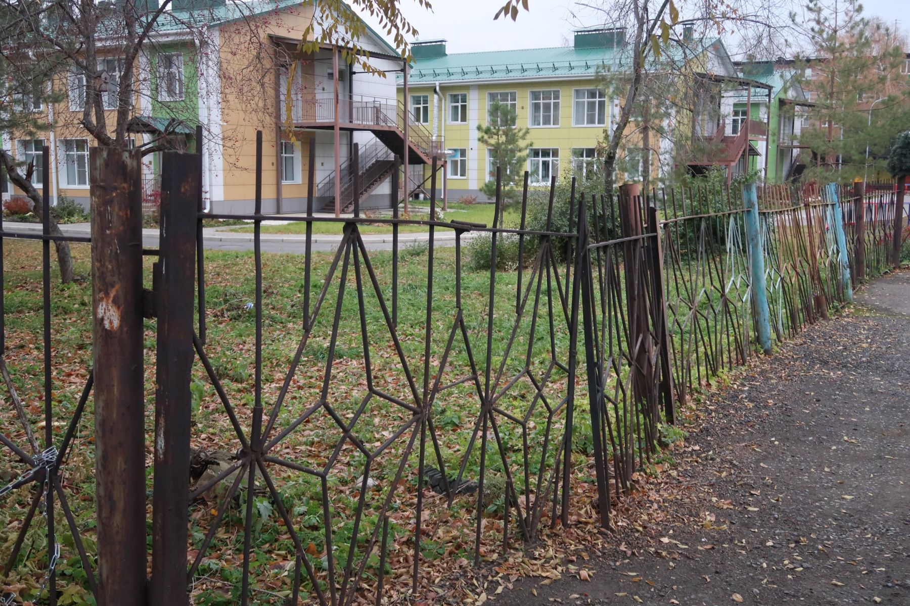 В бийском садике дети спасаются от собак, залезая на горку