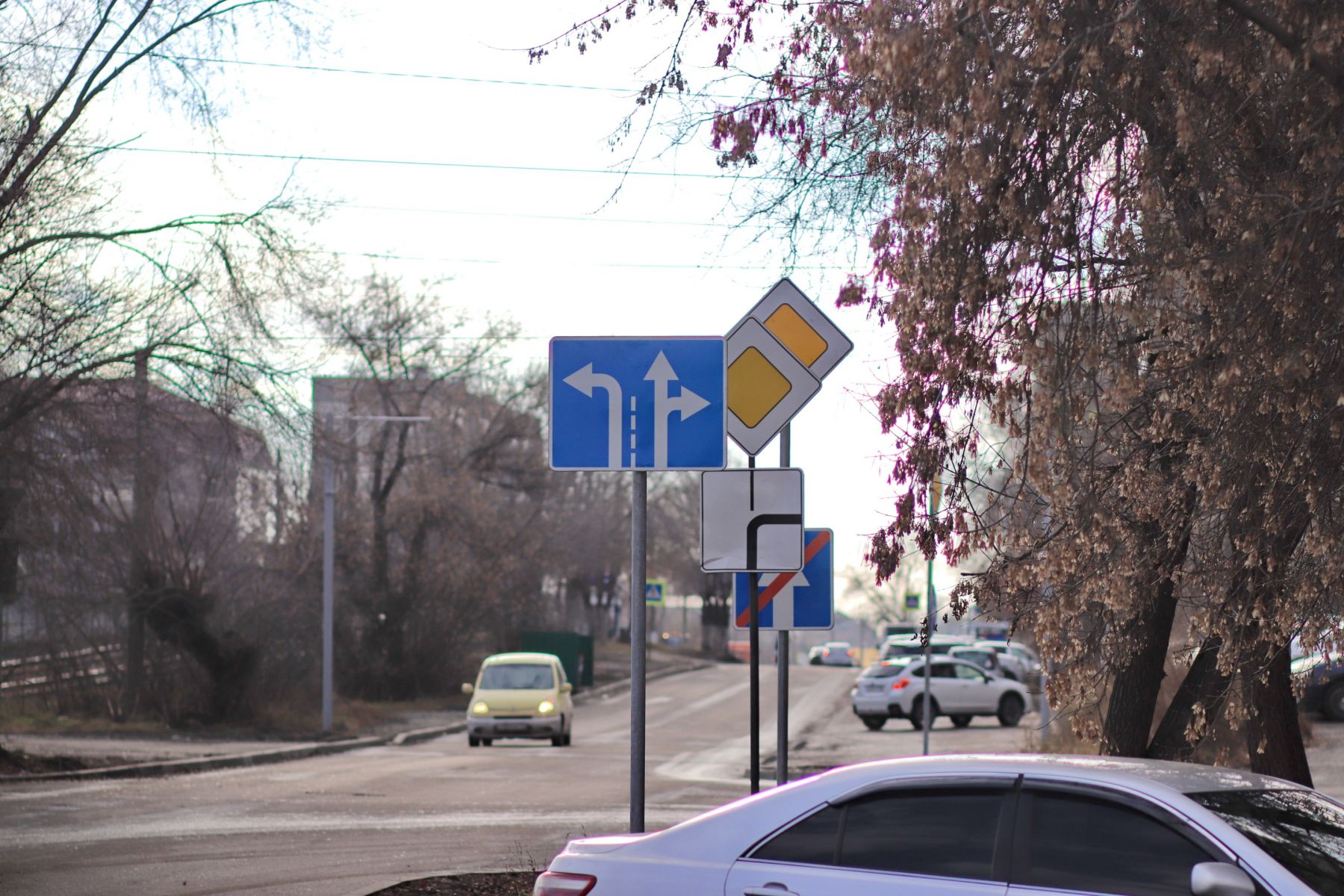 Дорожные знаки. Перекресток пер. Мартьянова-ул. Воинов-Интернационалистов.