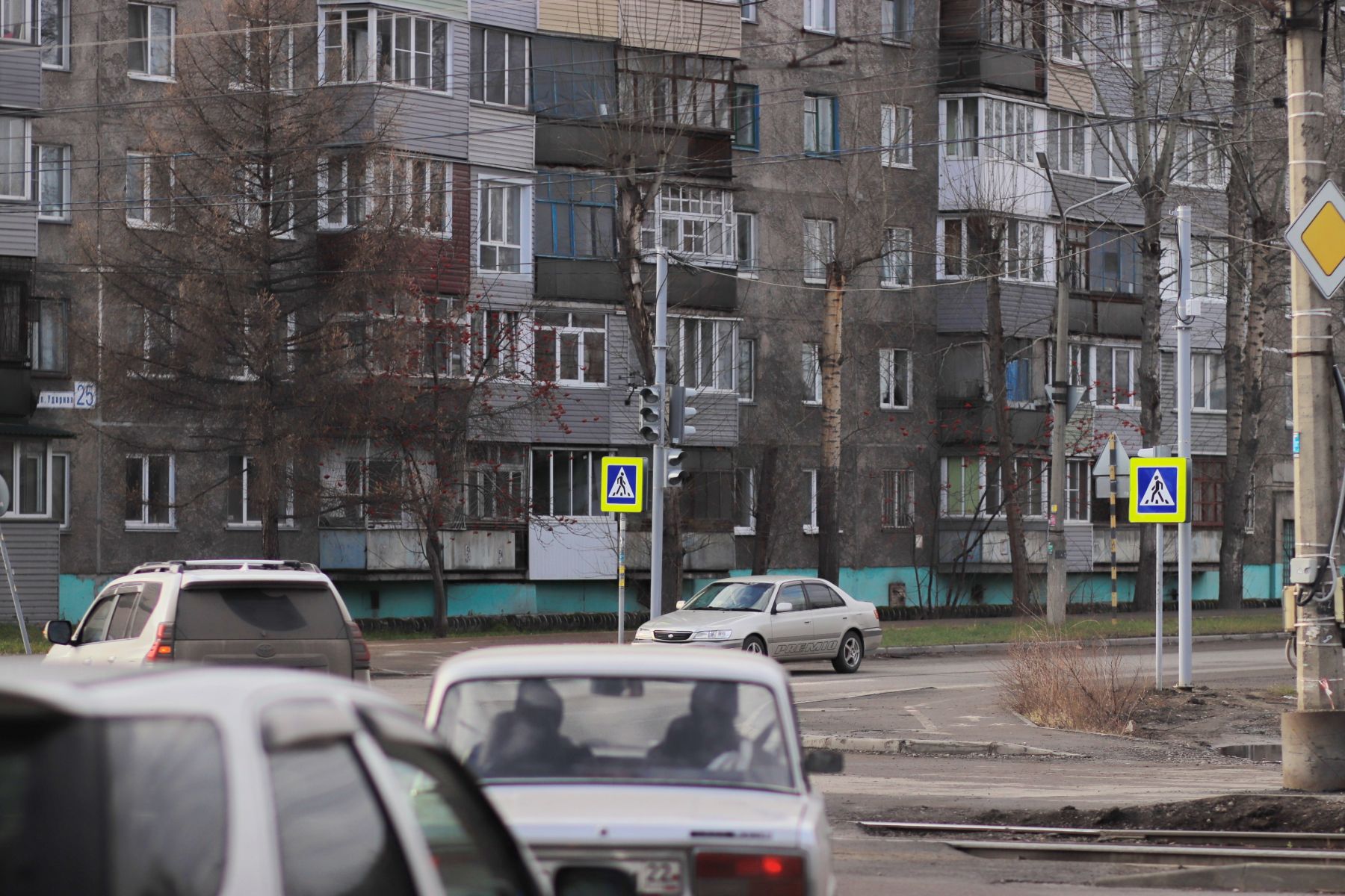 Дорожные знаки. Перекресток ул. Ударная-пер. Мартьянова