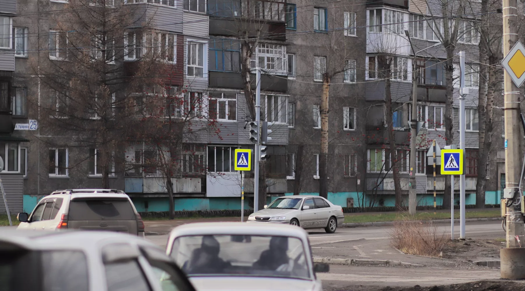 Дорожные знаки. Перекресток ул. Ударная-пер. Мартьянова