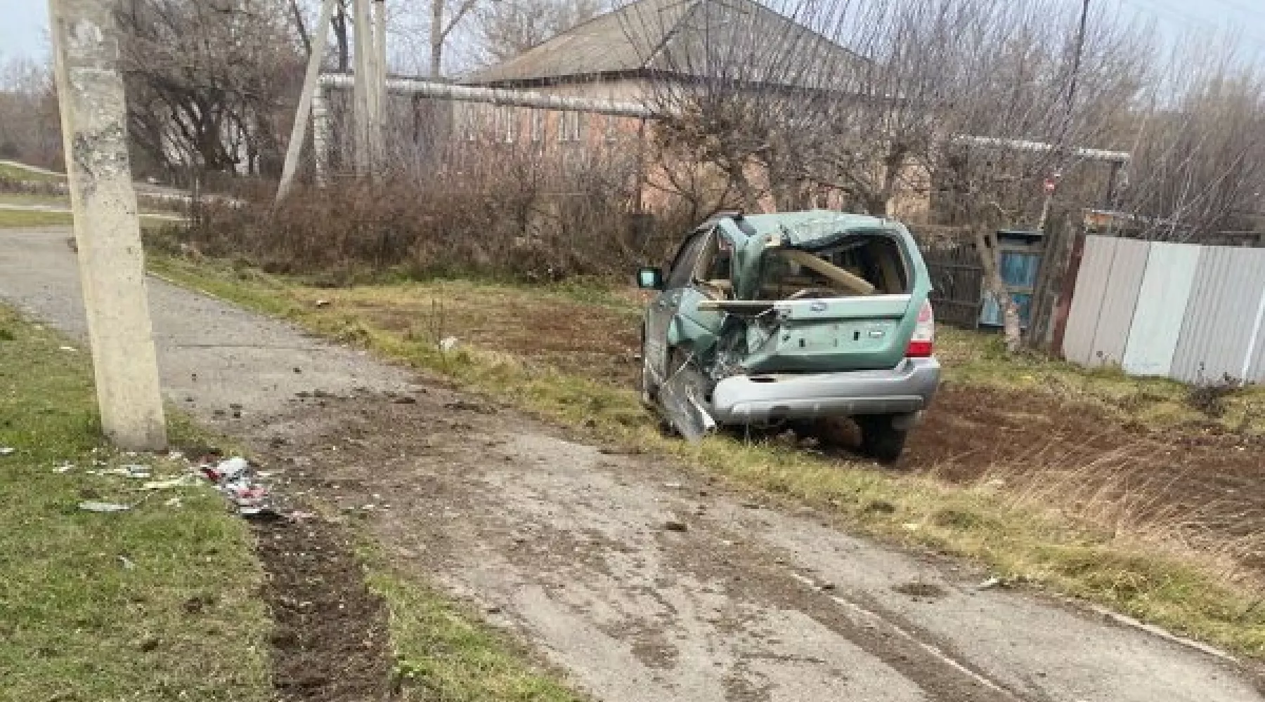 В Бийске из-за гололеда машина врезалась в столб