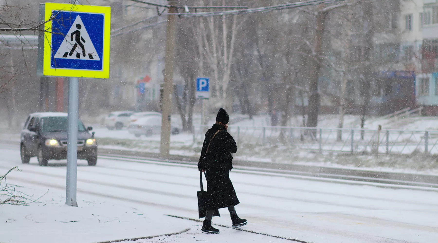 Зима. Снег. Пешеход.