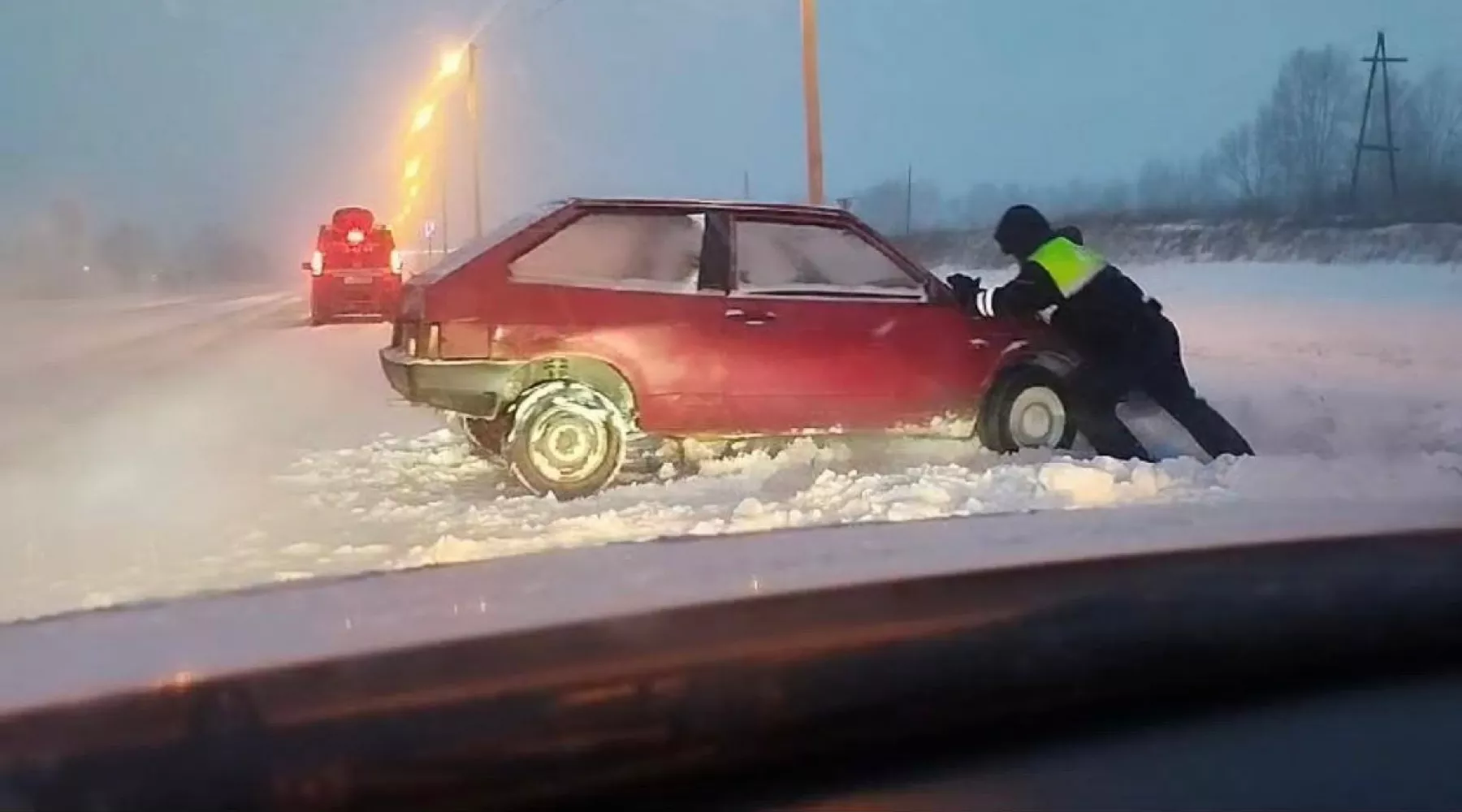 Трасса зимой. Снег на дороге