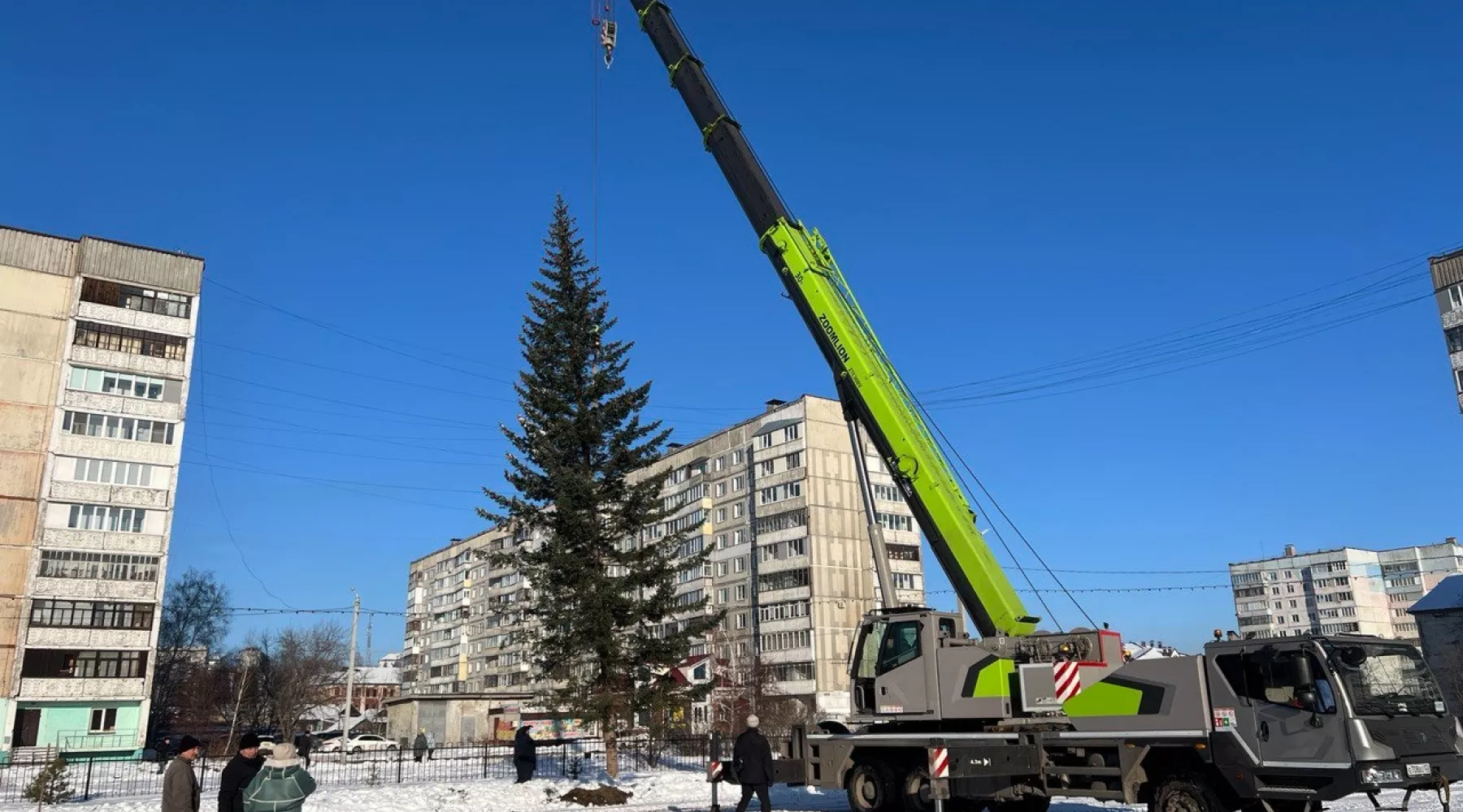 Установка новогодней ели.