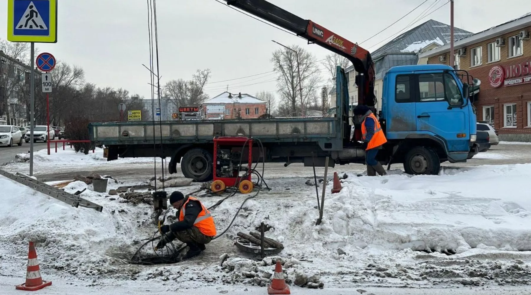 В Бийске продолжают подготавливать ливневки к весне