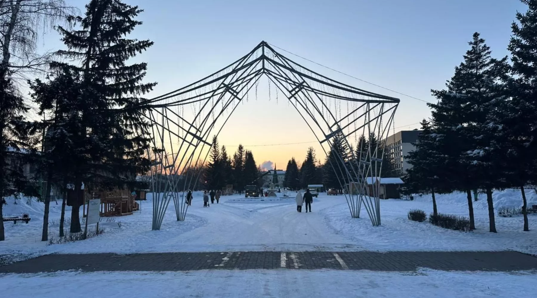 В Бийске подготавливают к открытию новогодний городок на Петровском бульваре