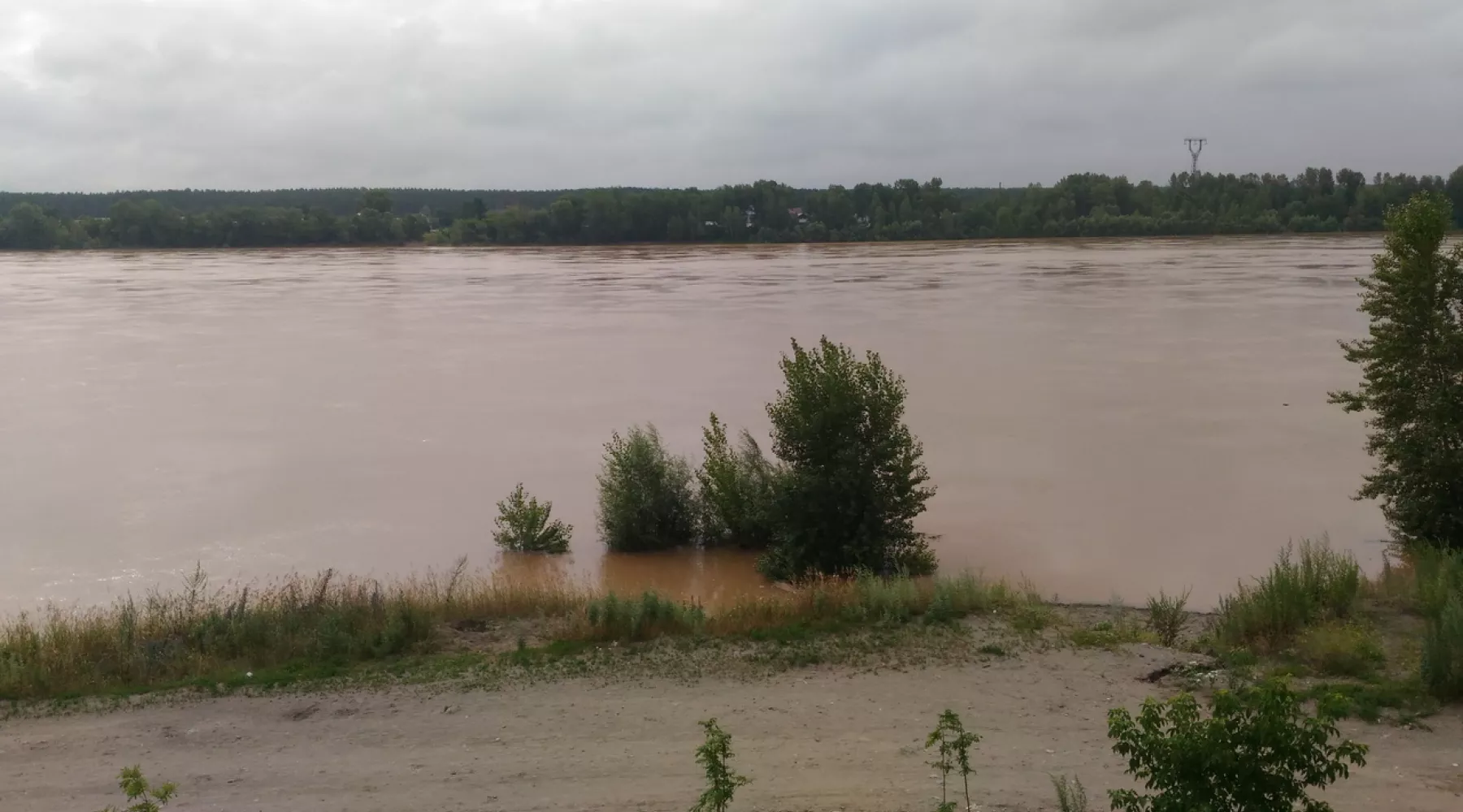 Река Бия. Берег. Очень. Непогода.