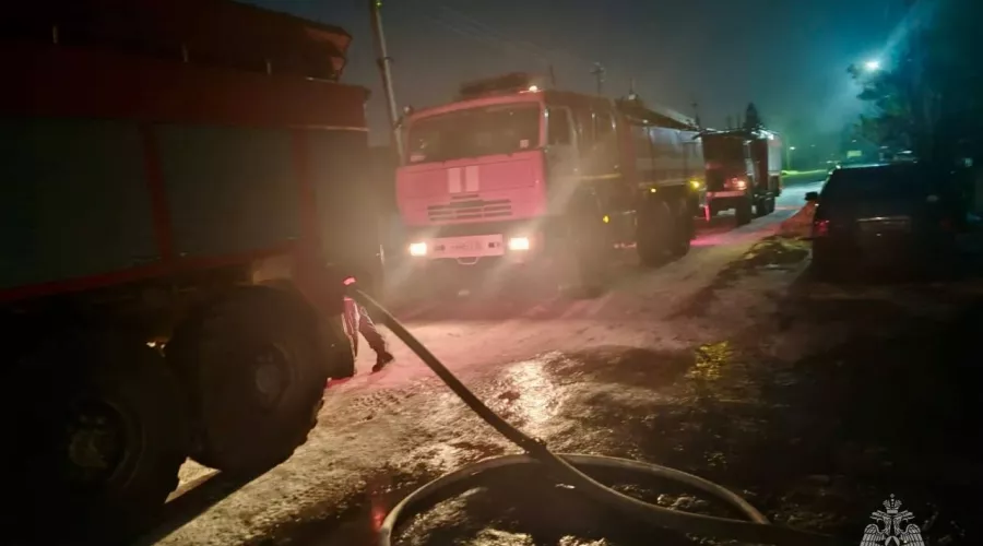 Ночью в Бийске произошел пожар в жилом доме и надворных постройках