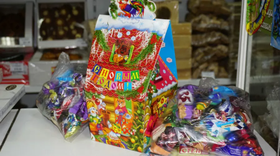 Краевая администрация определилась с ценой новогодних подарков для школьников