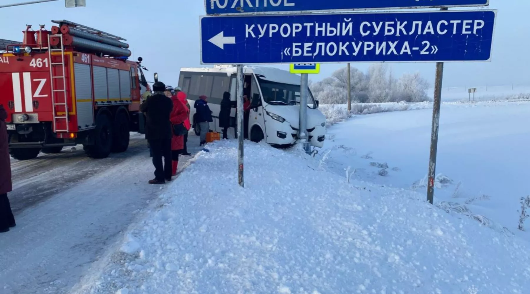 Автобус с туристами врезался в столб