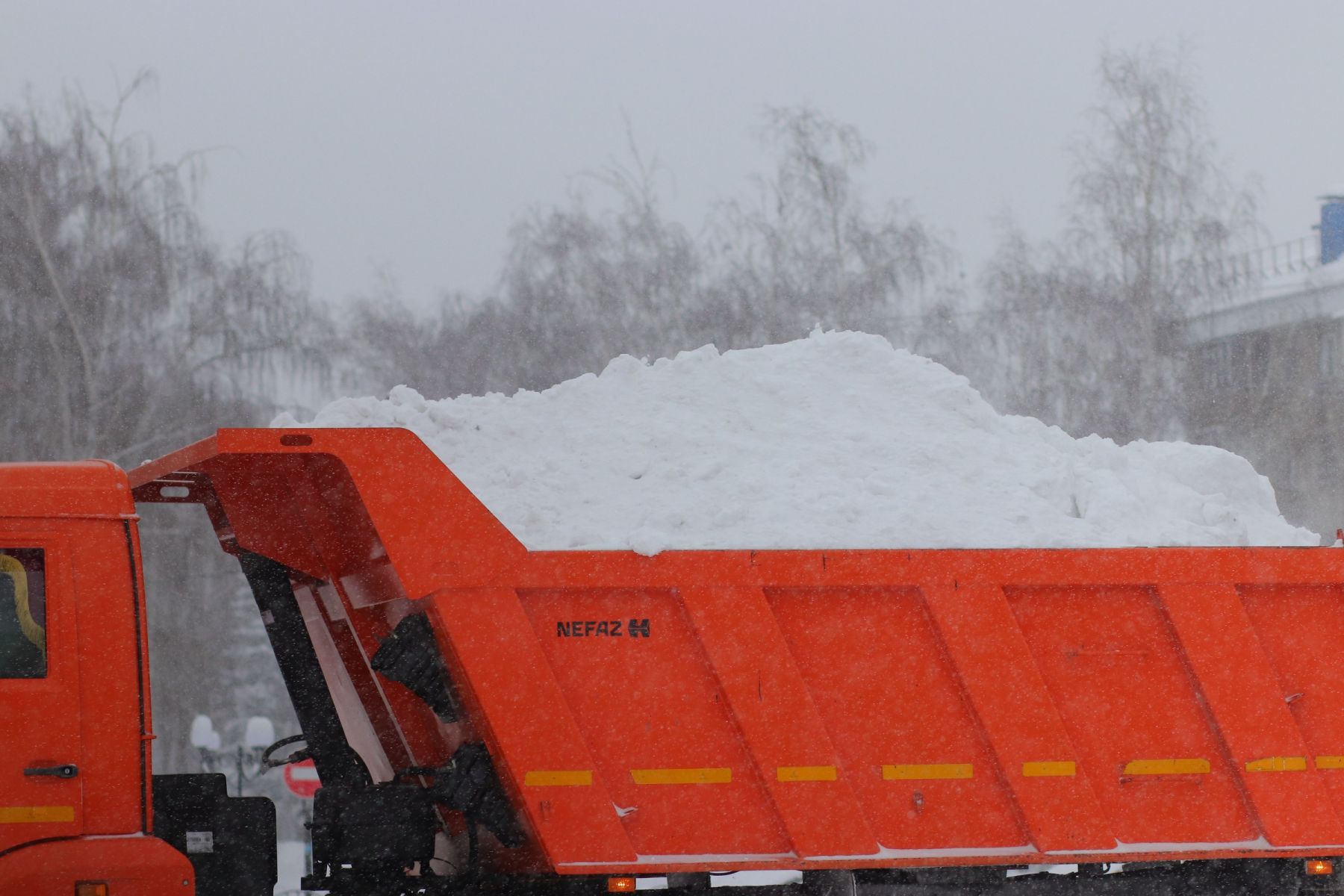 Снегопад в Бийске. Вывоз снега.