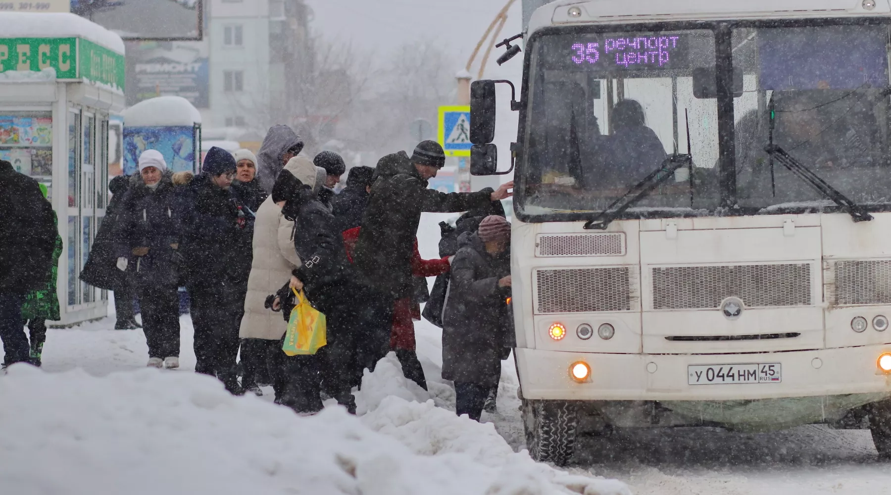 Снегопад в Бийске. Транспорт. Автобус. Остановка.