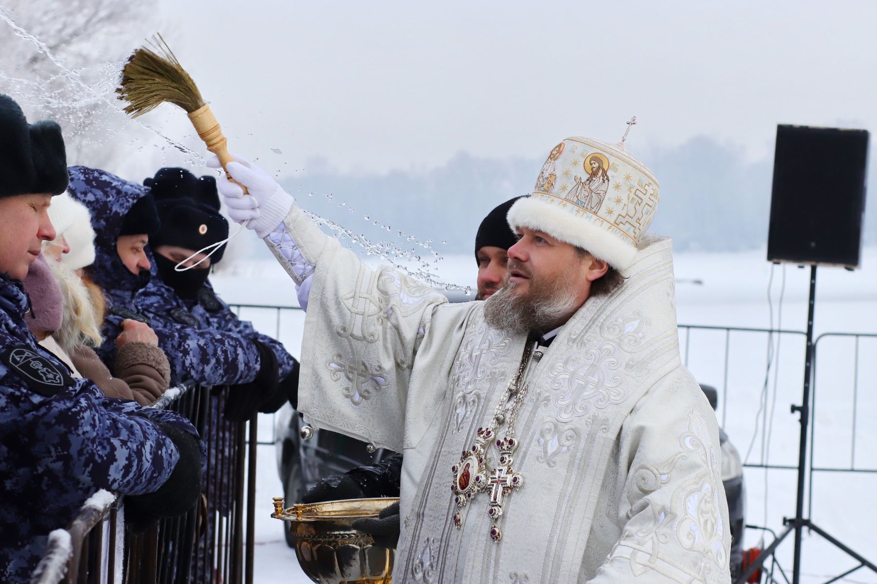 Чай и обогрев: в Бийске прошел городской крестный ход и освящение воды