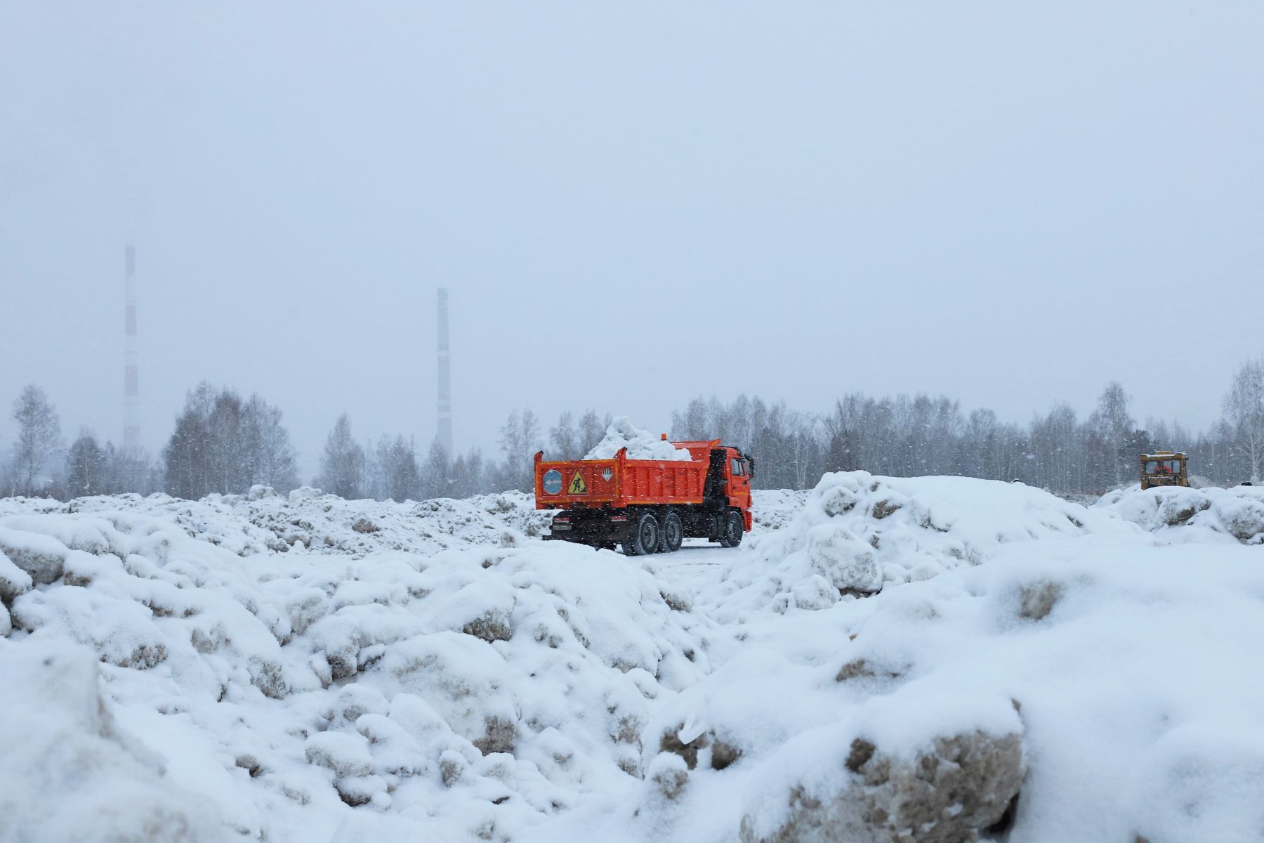 Снегосвалка. Вывоз снега.