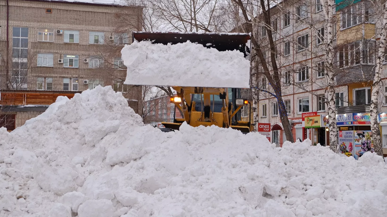 Более 4 тысяч кубометров снега вывезли за сутки с бийских улиц | 18.12.2019  | Бийск - БезФормата